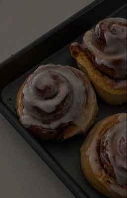 cafe au lait | cinnamon roll.