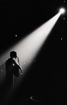 Đèn vụt tắt, tình vội tan.