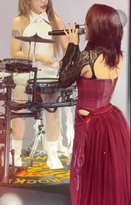 nước mắt em lau bằng tình yêu mới